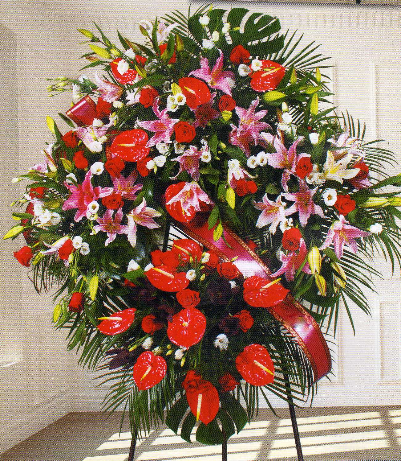CORONA FUNERARIA. Incluye cinta e inscripción.