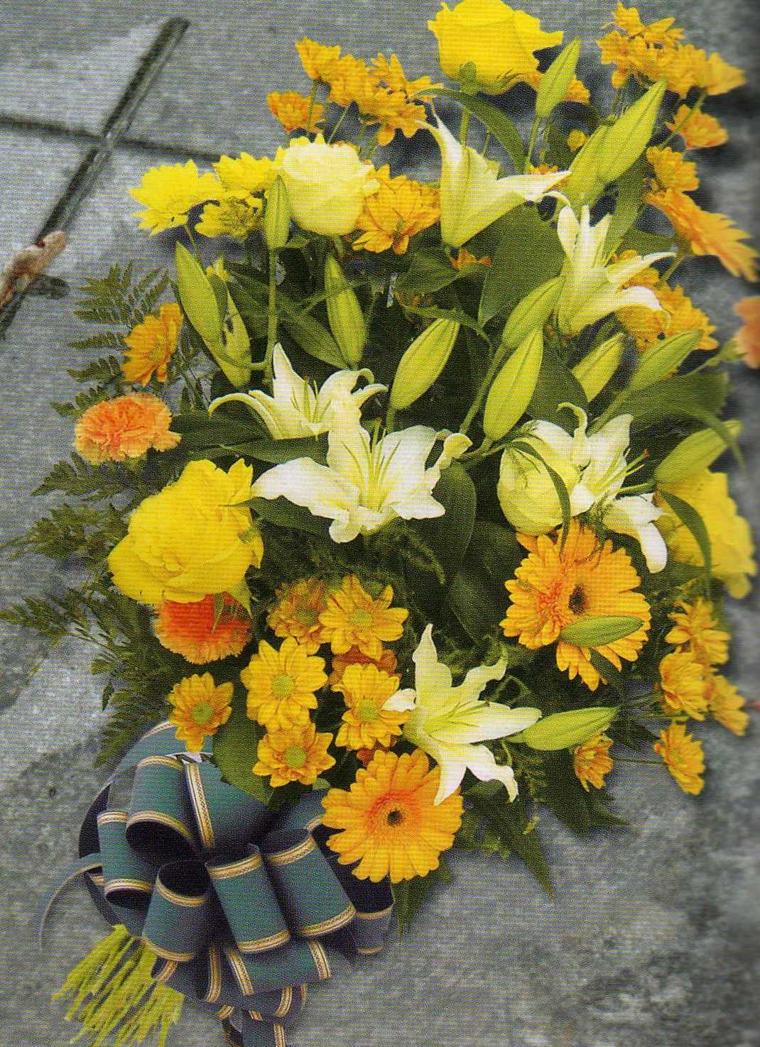 RAMO FUNERARIO TONOS BLANCOS Y AMARILLOS.Incluye cinta e inscripción.