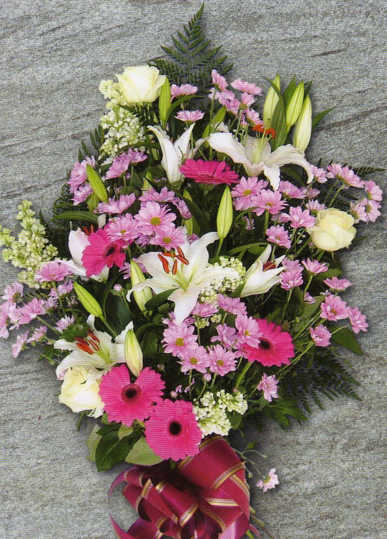 RAMO FUNERARIO TONOS BLANCOS Y ROSADOS. Incluye cinta e inscripción.